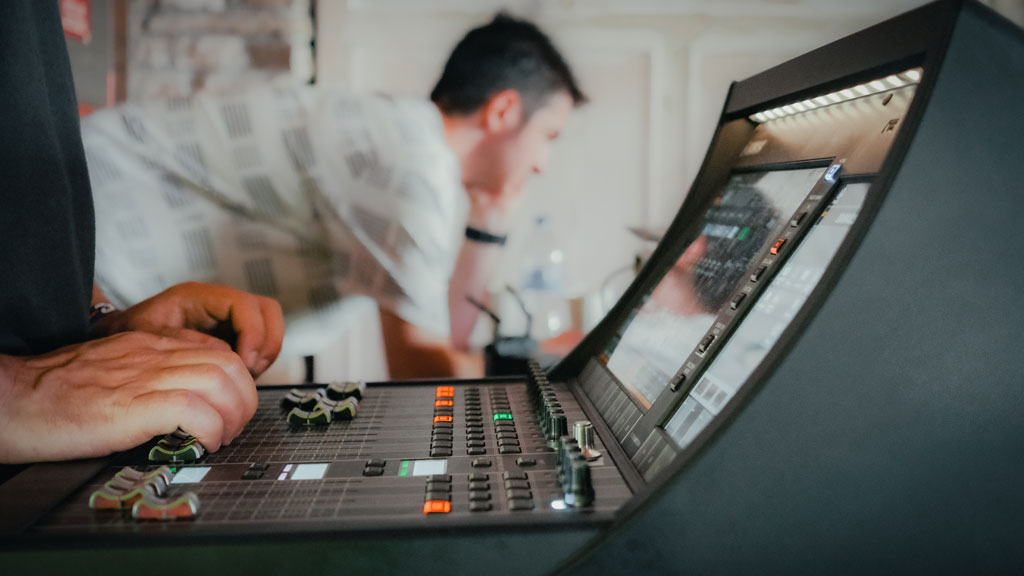 Professionnel consultant les options d'équipement audiovisuel avec un conseiller en showroom