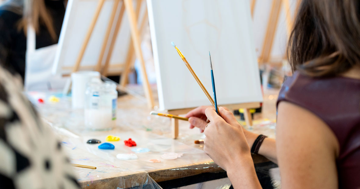 Équipe collaborant sur un atelier créatif de team building à Paris