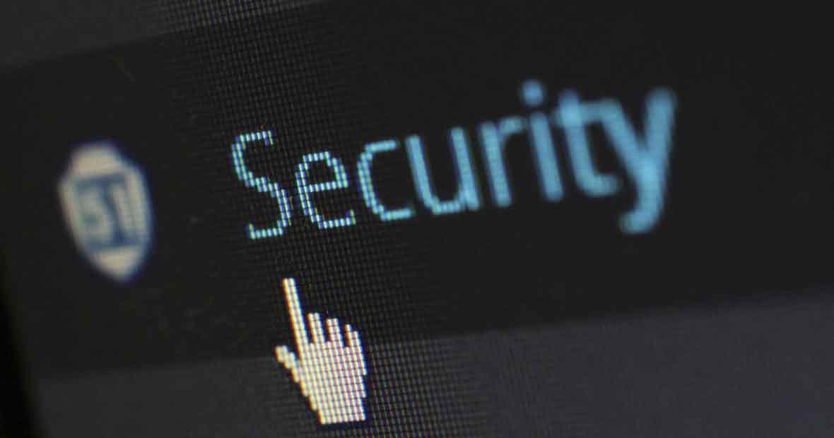 Gros plan sur un écran montrant le mot 'Sécurité' avec une icône de bouclier et une main cliquant.