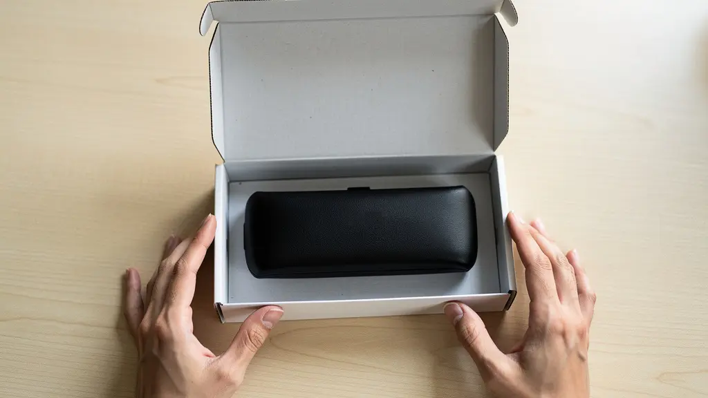 Étui à lunettes premium dans un colis ouvert, moment unboxing