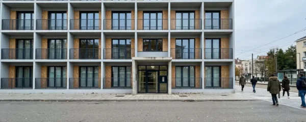 Gros plan sur une page de bail commercial montrant un paragraphe surligné concernant les clauses de substitution, une main tenant un stylo pointe un passage spécifique du contrat
