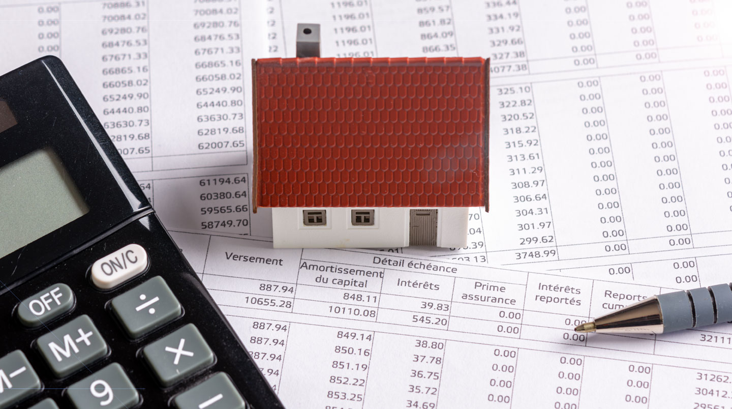 Documents de crédit immobilier organisés sur un bureau avec calculatrice, montrant les différents paramètres du financement